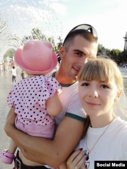 Морський піхотинець Максим Полегенько разом із дружиною Оленою Живило та дочкою Євою