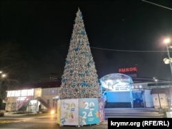 Новогодняя елка на площади им. Куйбышева в Симферополе. Декабрь 2023 года
