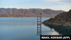 Talibani uporno odbacuju optužbe da ne poštuju sporazum sa Iranom iz 1973. koji ih obavezuje da susednu zemlju snabdevaju vodom iz brane Kadžaki. Vladari Avganistana kažu da nema dovoljno vode da stigne do Irana, čak i da se brana otvori.