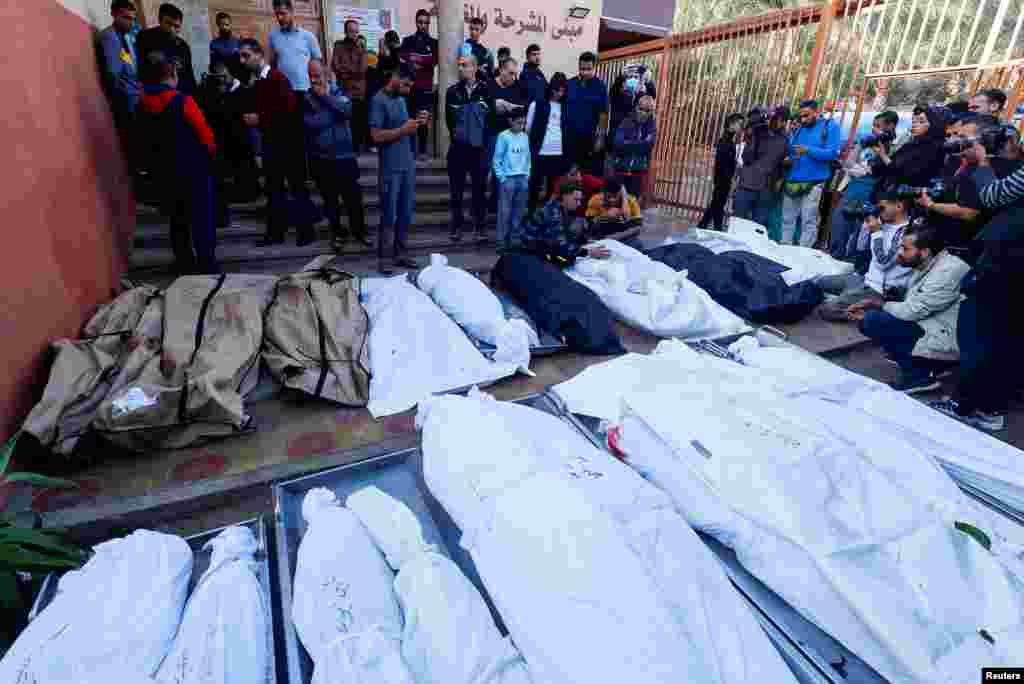 اجساد فلسطینی&zwnj;هایی که در حملات اسرائیل کشته شدند، بیمارستانی در خان یونس در جنوب نوار غزه 