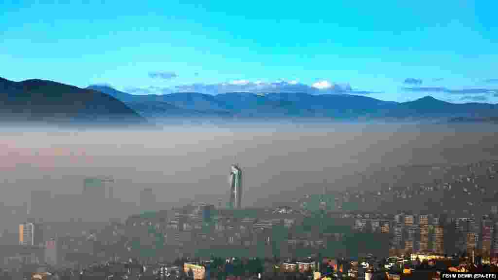 Smog obavija grad Sarajevo. Sa indeksom kvaliteta zraka od 191, koji je označen kao &quot;nezdrav&quot;, bosanska prijestolnica je među najzagađenijim gradovima na svijetu.