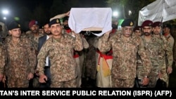 د پاکستان پوځي افسرانو د يو وژل شوي سرتېري تابوت اخیستی - انځور له ارشیفه 