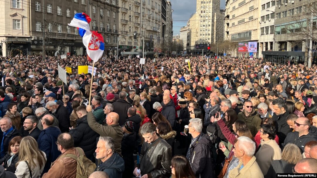 Protestatari ai opoziției se adună în centrul Belgradului pe 30 decembrie.