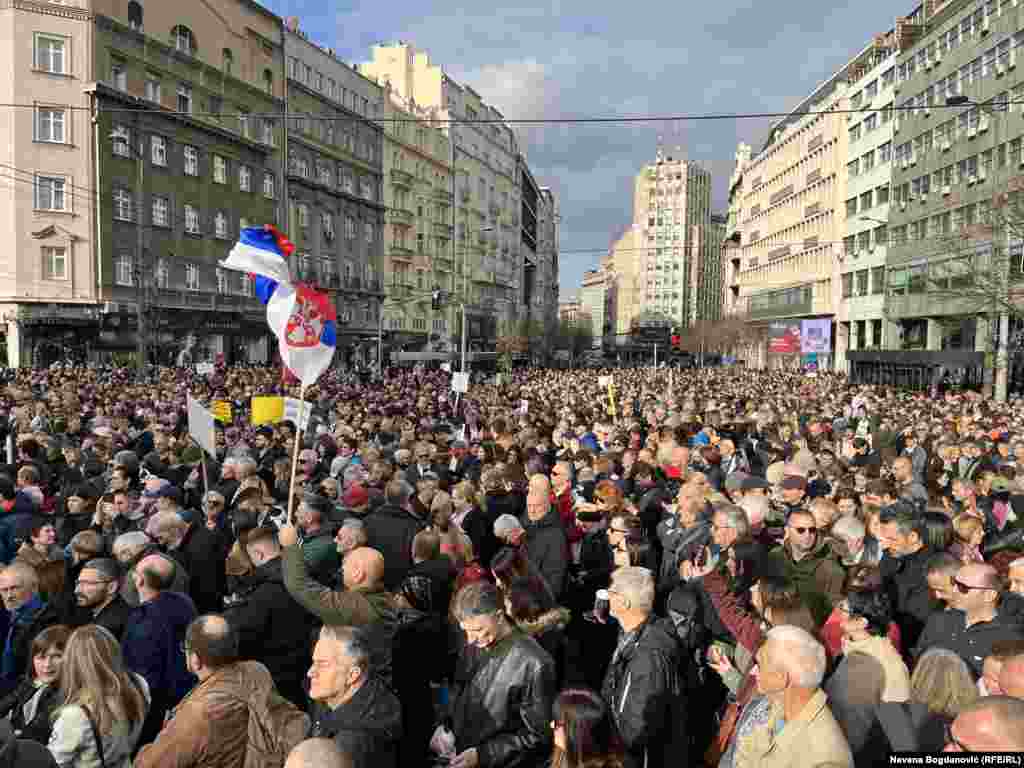 Hiljade ljudi na protestu bile su za zastavama Srbije i mnogim porukama, uz povike &#39;Lopovi&#39;.&nbsp;Beograd, 30. decembar 2023.