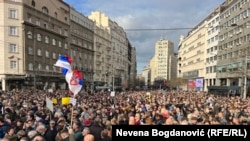 Mijëra protestues mblidhen në qendër të Beogradit për të kërkuar anulimin e zgjedhjeve të 17 dhjetorit, 30 dhjetor 2023.