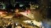 A rendőrség vízágyúval oszlatja fel az utcát elzáró ultraortodox zsidó férfiakat a besorozásuk elleni tüntetésen Jeruzsálemben 2024. június 30-án