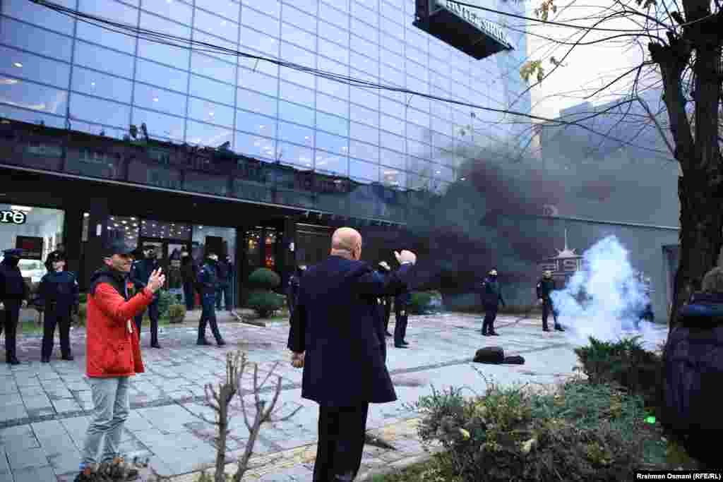 Sipas PSD-së, Policia e Kosovës gjatë protestës i arrestoi gjashtë anëtarë të saj, e cila nuk përfaqësohet në Kuvendin e Kosovës.