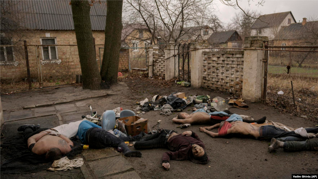 Aceasta este fotografia realizată la Bucea cu care fotojurnalistul Vadim Ghirdă a câștigat Premiul Pulitzer, în acest an, la categoria „Breaking news”, alături de colegii săi de la Associated Press (AP) cu care a documentat tragediile războiului din Ucraina.
