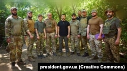 Președintele ucrainean Volodimir Zelenski a vizitat unitățile militare care desfășoară operațiuni ofensive în regiunea Melitopol la 15 august.