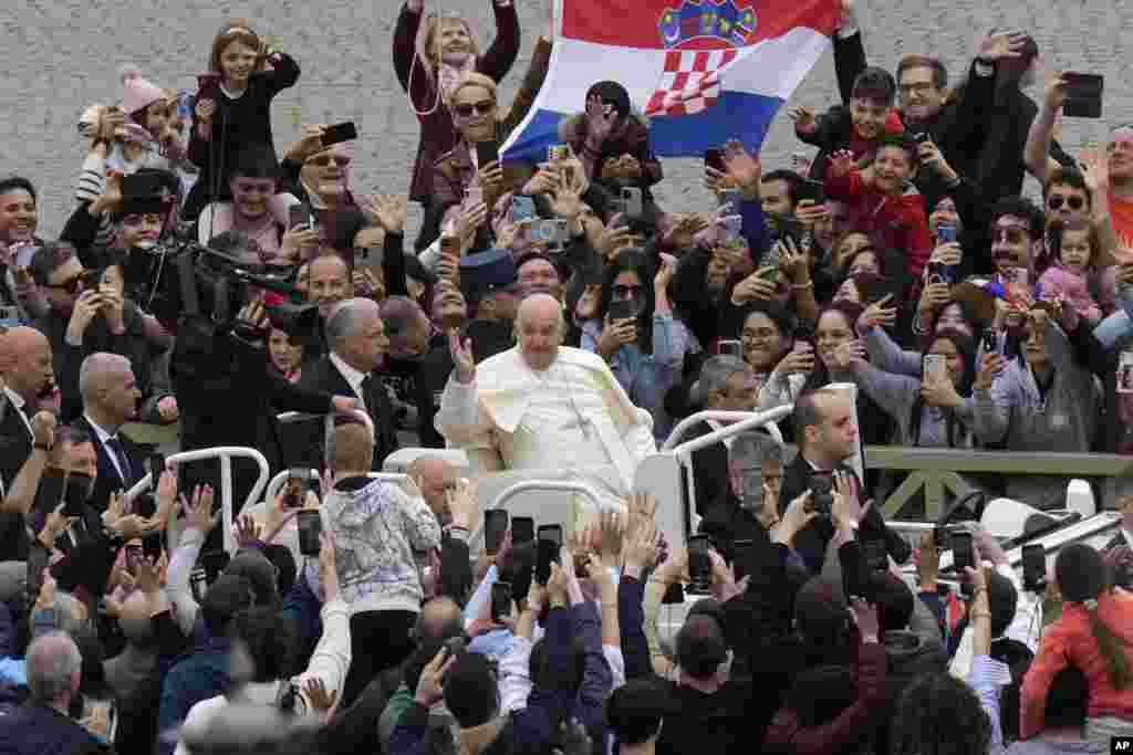 Papa Françesku përshëndet besimtarët katolikë të mbledhur në sheshin e Vatikanit më 31 mars 2024.&nbsp;