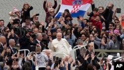 Papa Franjo sa vjernicima nakon Uskršnje mise, Vatikan, 31. mart 2024.