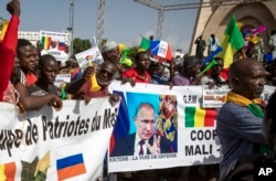 Malians demonstrate against France and in support of Russia on the 60th anniversary of the independence of the Republic of Mali in September 2020.