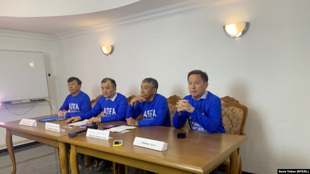 Представители незарегистрированной оппозиционной партии «Алга, Казахстан!» на пресс-конференции. Астана, 27 марта 2023 года