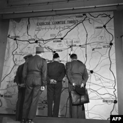 Съюзническите офицери гледат карта на командния пункт по време на съвместното учение „Counter Thrust“.