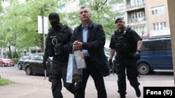 Načelnik Ibrahim Hadžibajrić u pratnji policije ispred Tužiteljstva Kantona Sarajevo, Sarajevo, 10. maj 2023.
