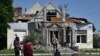 A woman buys products from a street vendor in front of a heavily damaged building in the eastern Ukrainian frontline town of Lyman, in the Donetsk region, on July 17.<br />
<br />
General Oleksandr Syrskiy, commander of Ukrainian ground forces, said on the Telegram messaging app on July 18 that Kyiv&#39;s troops faced challenges as they continued to register successes in their counteroffensive against Russian forces. &quot;The situation is difficult but under control (in the east),&quot; he said.&nbsp;