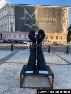 Скульптура в Києві на Софійській площі є символом стійкості військовополонених з «Азовсталі»