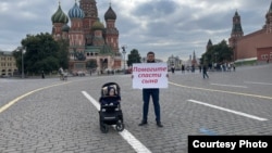 Дмитрий Бахтин и его сын Миша во время пикета на Красной площади, Москва, 30 августа 2023 года