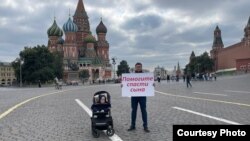 Пикет Дмитрия Бахтина на Красной площади в Москве