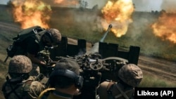 Українські військові ведуть вогонь біля Бахмута на Донеччині, 15 травня 2023 року