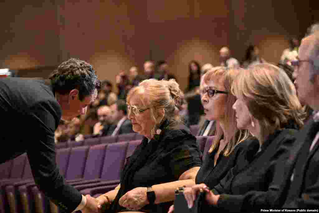 Kryeministri Kurti duke i shprehur ngushëllime gruas së Ismail Kadaresë, Helena Kadare, dhe familjarëve të tij.&nbsp;&nbsp;