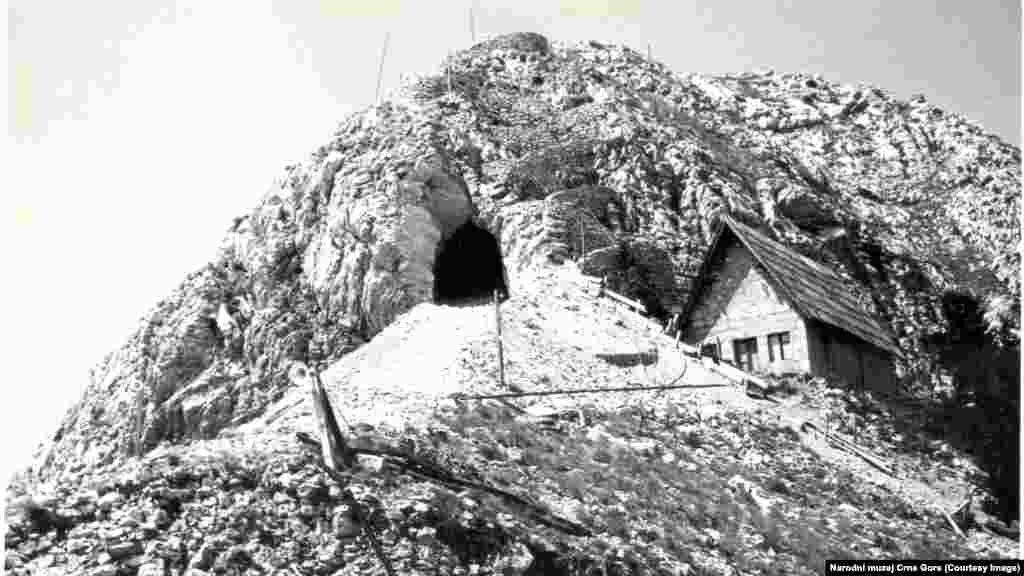 Do Mauzoleja je probijen tunel i staza sa 461 stepenicom. Sam kompleks rađen je od 1970. do 1974. godine Fotografija prikazuje završetak radova na tunelu. &nbsp;