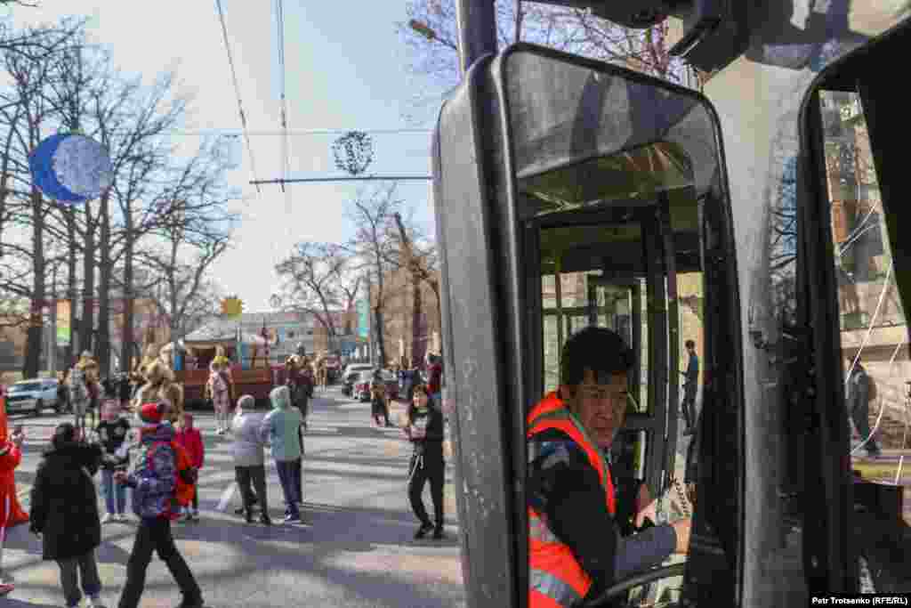 Водитель пассажирского автобуса наблюдает за шествием&nbsp;