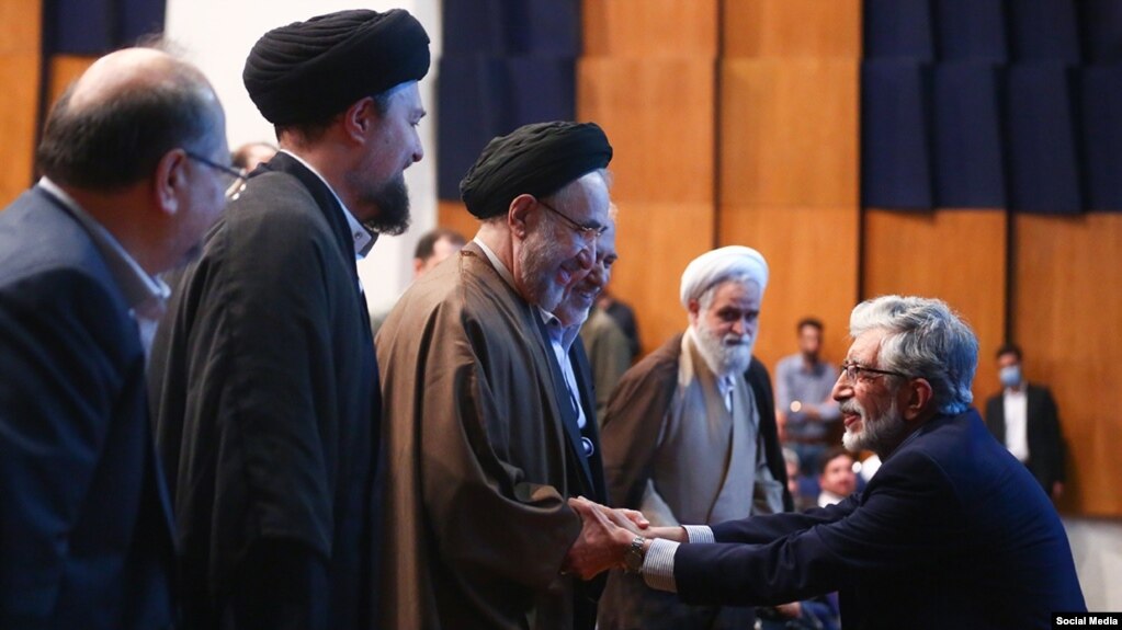 غلامعلی حداد عادل، محمد خاتمی و حسن خمینی در ساختمان روزنامه اطلاعات در تهران