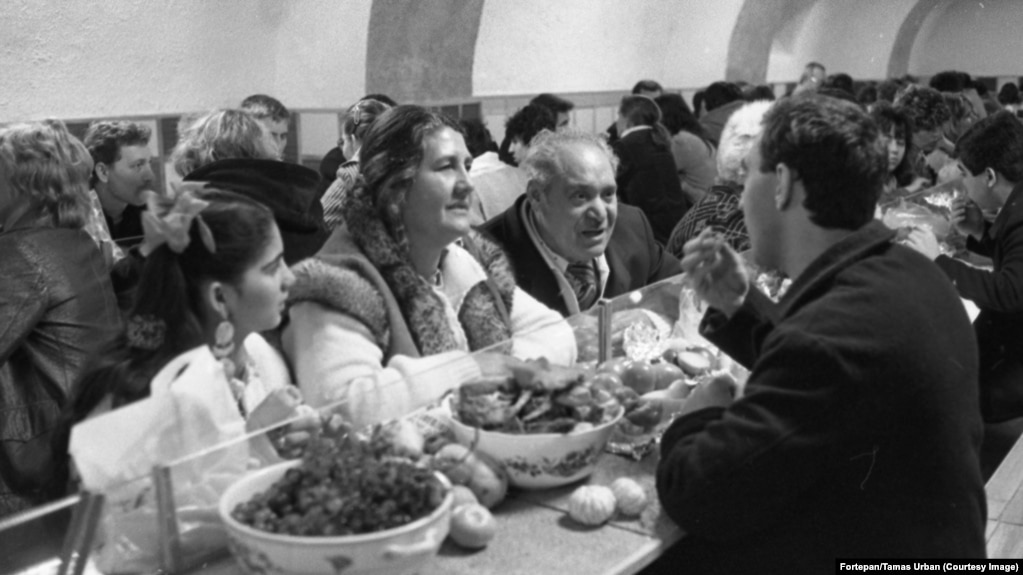 Семейства посещават близките си в затвора Марианостра през 1987 г.