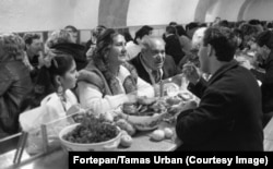 Families visit prisoners inside the Marianosztra prison in 1987.