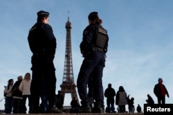 Francuska policija na Trgu Trocadero u Parizu, 4. mart 2024.