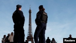 Французский полицейский патруль на площади Трокадеро возле Эйфелевой башни в Париже, Франция, 4 марта 2024 года