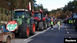 Poljski poljoprivrednici u traktorima blokiraju autoput nedaleko od granice sa Njemačkom, 25. februar 2024.