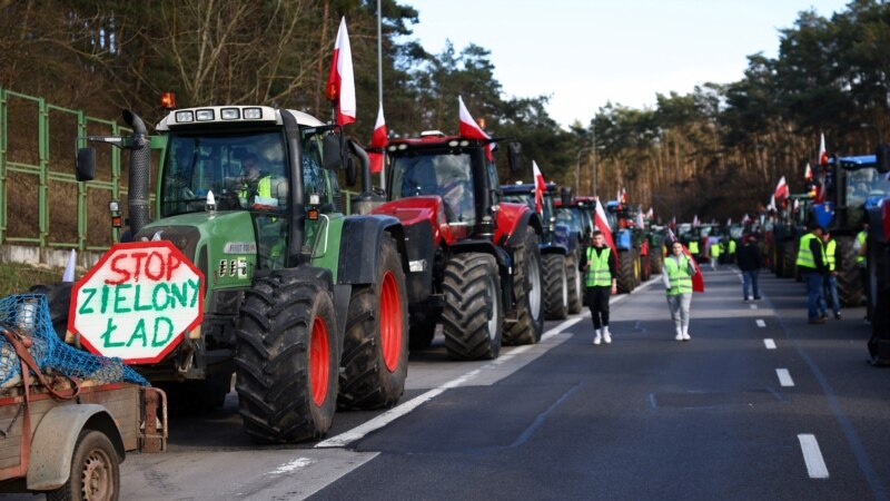 Bujqit polakë e bllokojnë një autostradë kyçe me Gjermaninë