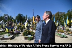 Госсекретарь США Энтони Блинкен и министр иностранных дел Украины Дмитрий Кулеба на аллеее героев, где похоронены погибшие украинские военные. Киев, 6 сенятбря 2023 года