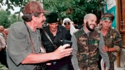 Глава чеченской делегации Усман Имаев отвечает на вопросы журналиста. 22 июля 1995 года. Фото: Александр Неменов