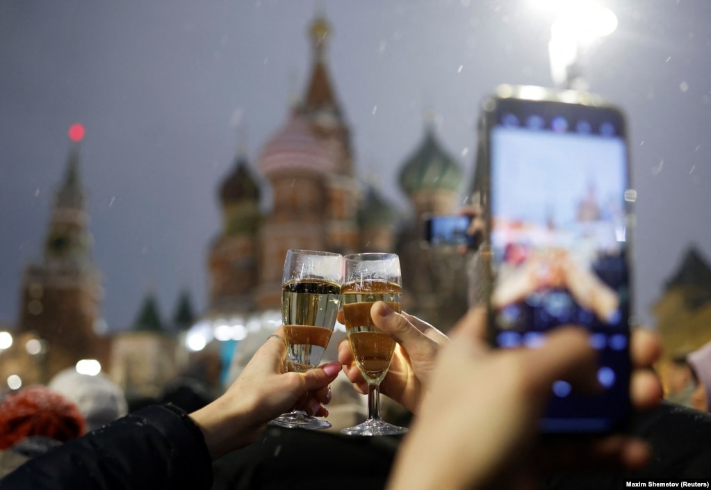 Dy persona bëjnë gëzuar për Vitin e Ri në Moskë më 31 dhjetor 2023.&nbsp;