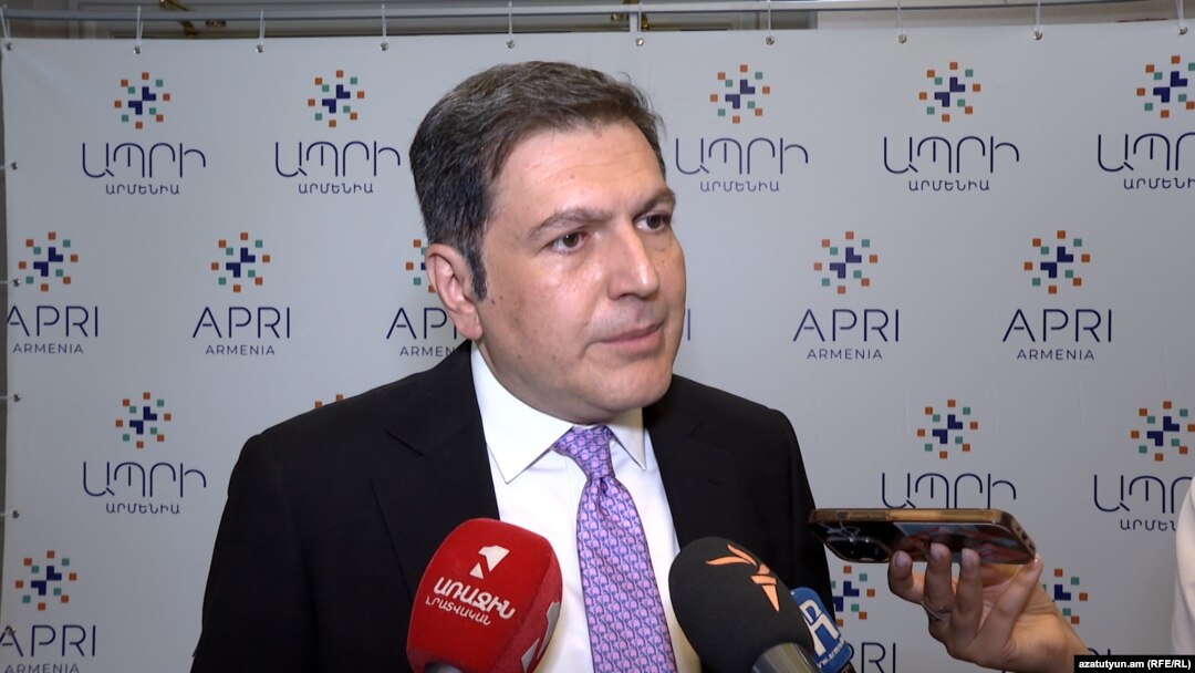 ՀՀ ԱԳ փոխնախարար Պարույր Հովհաննիսյանը զրուցում է լրագրողների հետ, Երևան, 27-ը հունիսի, 2024թ.