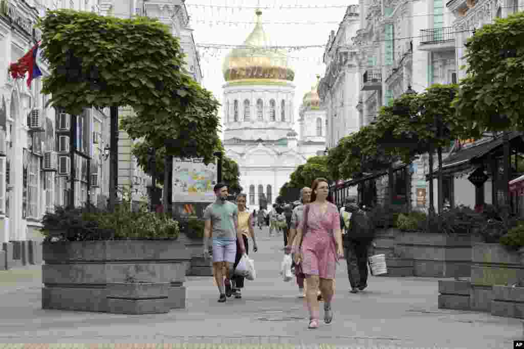 People walking through the center of Rostov-on-Don on June 25.&nbsp; During the Wagner takeover of the city, there were tense scenes as some locals argued with the fighters but the group, and Prigozhin personally, received a rapturous send-off from assembled crowds as they departed late on June 24.&nbsp;