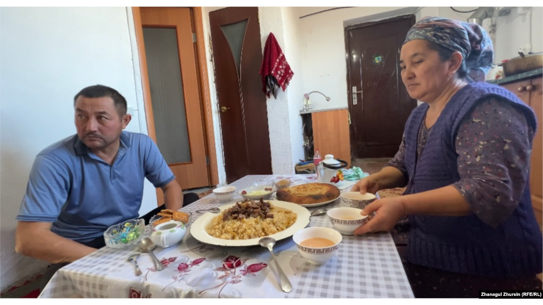 Жалаңаш мас күйдегі көршілердің суреттері