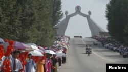Ljudi u blizini spomenika, Slavoluka ponovnog ujedinjenja, povodom proslave Dana nacionalnog oslobođenja, Pyongyang, 14. augusta 2005.
