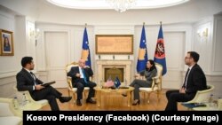 Presidentja e Kosovës, Vjosa Osmani dhe ambasadori i Shteteve të Bashkuara në Prishtinë, Jeffrey Hovenier, gjatë një takimi në presidencë, Prishtinë, 2 nëntor 2023.