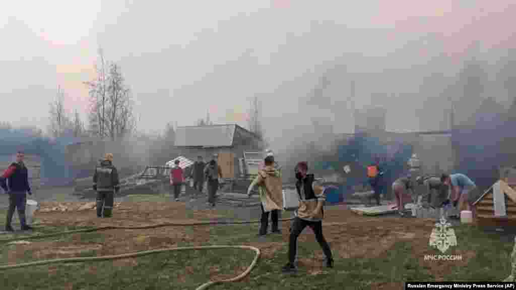 Tyumeny&nbsp;tartományban lakóépületeket is elért a tűz. Az orosz állami média jelentése szerint huszonegy halálos áldozata van a tüzeknek, és a szám valószínűleg tovább emelkedik majd