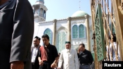 Мусульмане Синьцзяна возле мечети. Иллюстративное фото