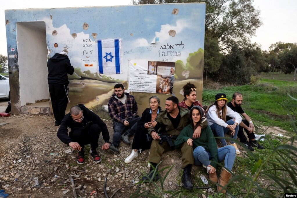 Familja e Hanan Amar, i cili u vra në një prej strehimoreve kundër bombave në Reim, në Izraelin jugor, 18 dhjetor 2023. 