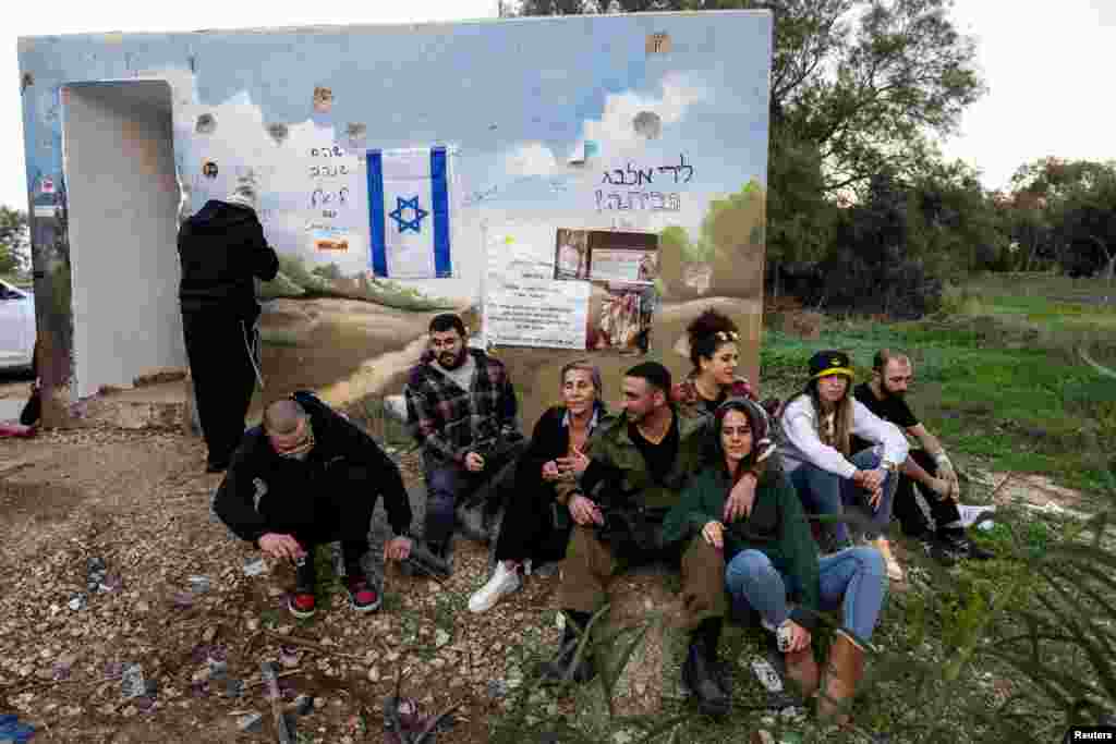 Familja e Hanan Amar, i cili u vra në një prej strehimoreve kundër bombave në Reim, në Izraelin jugor, 18 dhjetor 2023.&nbsp;