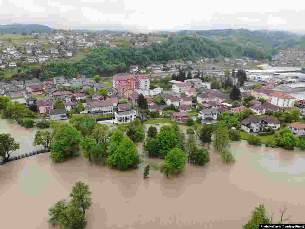 Një pamje nga lart e vërshimeve në Bosanska Krupa.