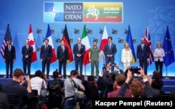 Лідери G7, президент Зеленський, президент Європейської ради Шарль Мішель і голова Єврокомісії Урсула фон дер Ляєн після оголошення Спільної декларації про підтримку України на саміті НАТО у Вільнюсі, 12 липня 2023 року
