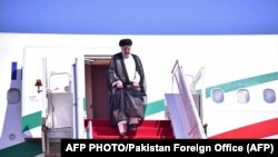 Presidenti i Iranit, Ebrahim Raisi, duke zbritur nga avioni teksa mbërrin në Islamabad për një vizitë treditore në Pakistan, të hënën më 22 prill.