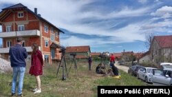 Medijske ekipe u blizini mesta gde je nestala dvogodišnja Danka Ilić, Banjsko polje, istočna Srbija, 29. mart 2024.
